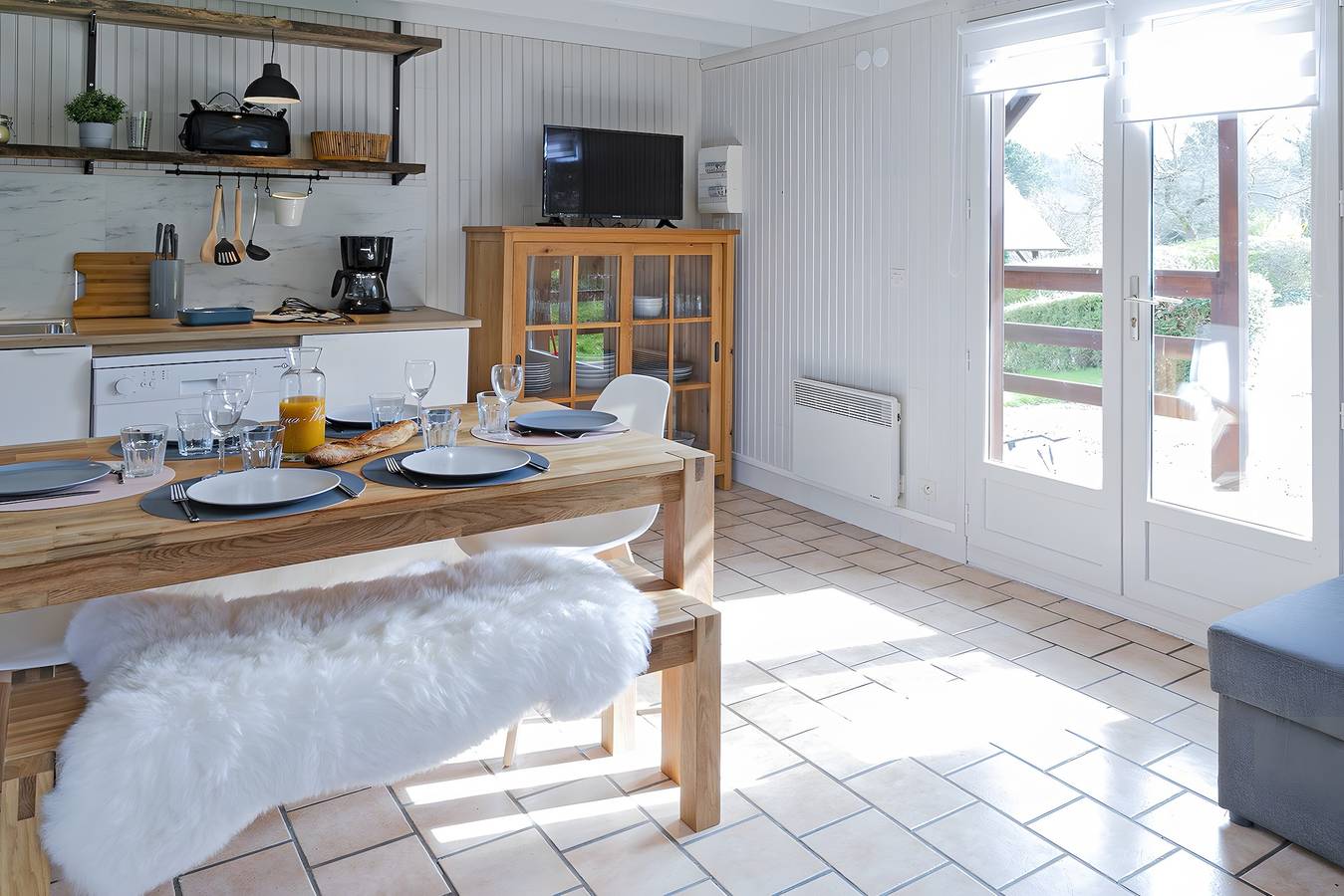 Chalet Jarny for 6 with Shared Pool, Private Terrace, and Wi-Fi in Saint-Pierre-et-Saint-Paul-en-Val-d'Auge, Lisieux region