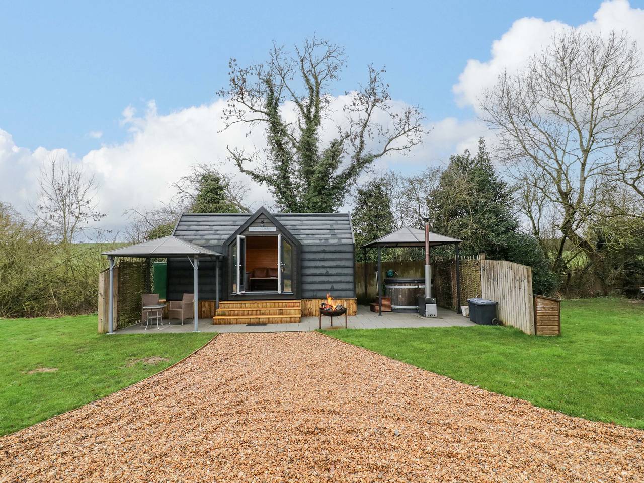 Acorn Lodge At Bridge Lake Farm &amp; Fishery in Oxfordshire