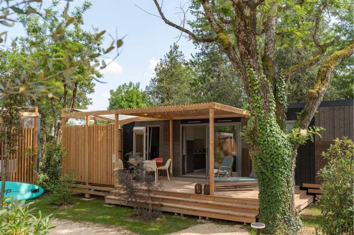 Camping pour 6 personnes, avec piscine ainsi que jardin et terrasse, adapté aux familles à Millau