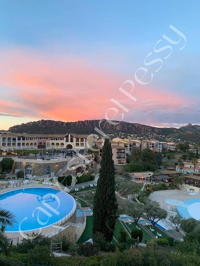 Gîte pour 4 personnes, avec piscine ainsi que terrasse et vue, animaux acceptés dans Golf De Cap Esterel - 3