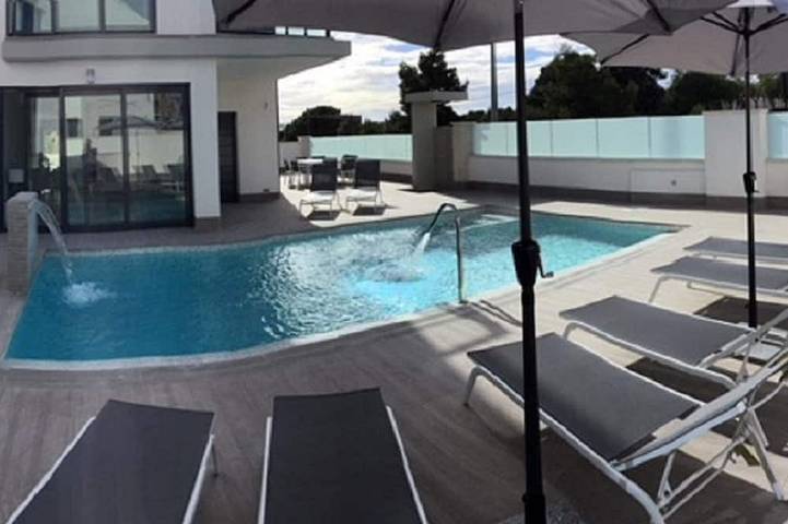 Villa for 10 people, with garden and balcony - 1