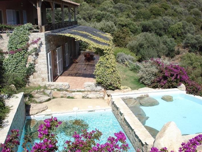 Villa pour 14 personnes, avec Balcon et Terrasse ainsi que Jardin et Piscine à Olmeto