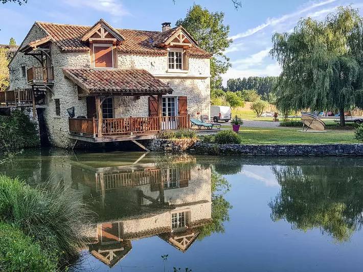 Location de vacances pour 8 personnes, avec Terrasse ainsi que Jardin et Piscine à Cancon