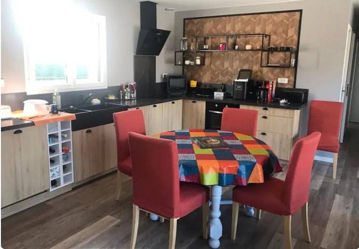 Location de vacances pour 6 personnes, avec vue ainsi que jardin et piscine à Lanobre - 4