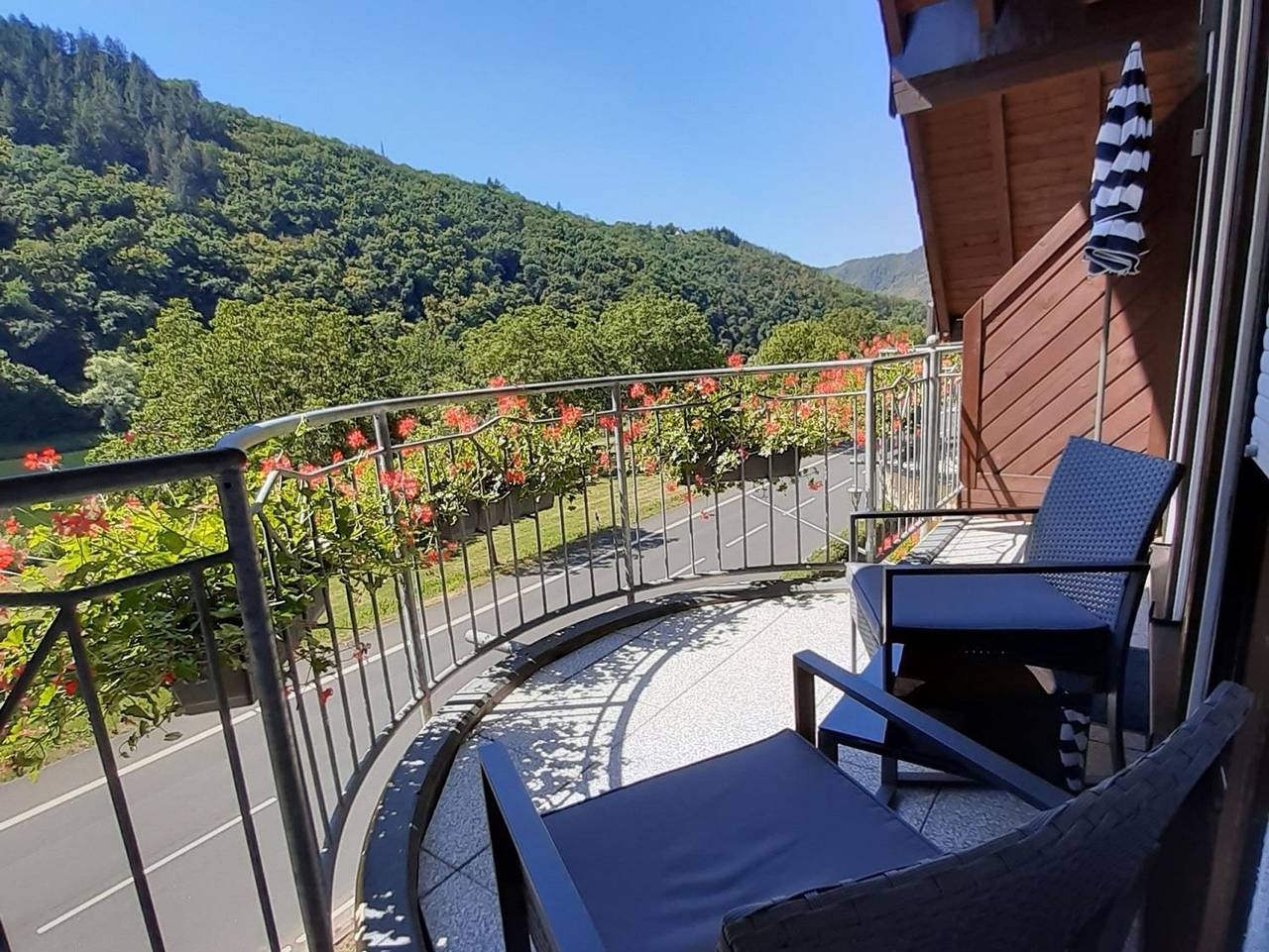 B&B Haus Moselliebe - Comfort Zimmer mit Balkon und Moselblick in Ediger-Eller, Cochem-Zell