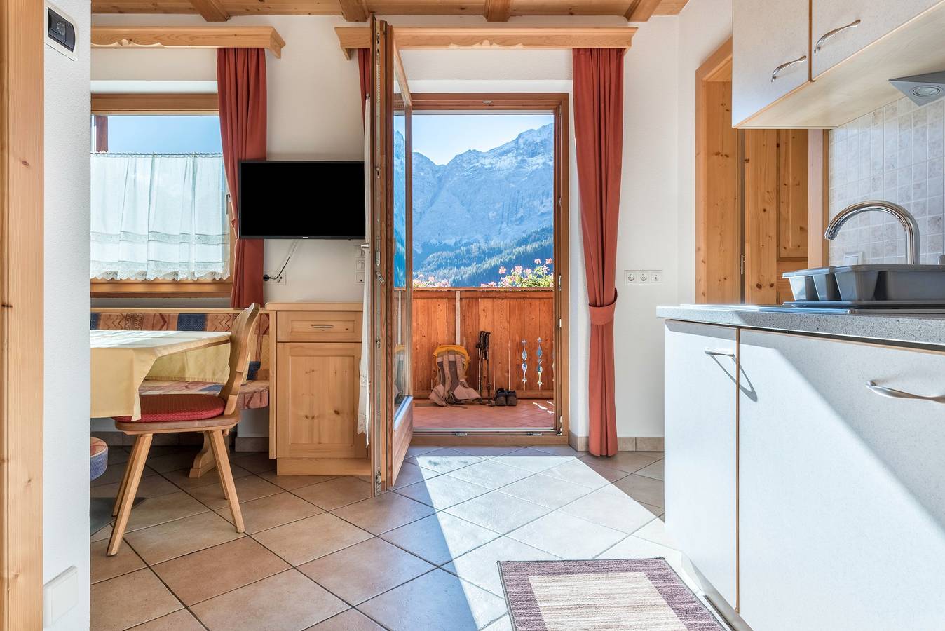 Ganze Wohnung, Ferienwohnung Ciasa Raut App Tamà mit Bergblick, Balkon und Wlan in Wengen (Italien), Dolomiti Superski
