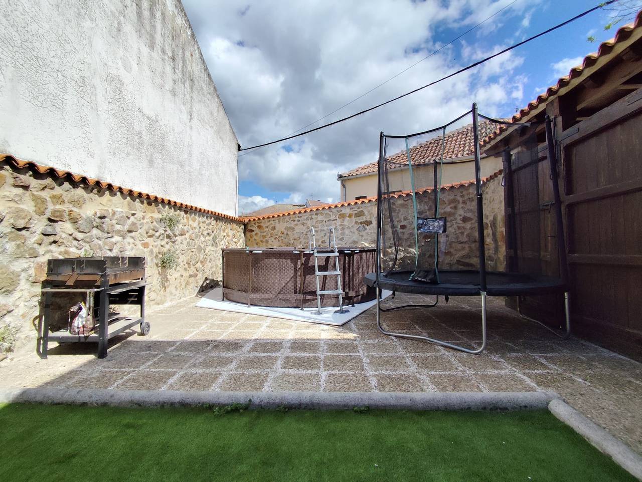 Casa de vacaciones 'La Casa Del Médico' con vistas a la montaña, piscina privada y Wi-Fi in Estación de esquí de La Pinilla, Cerezo de Abajo