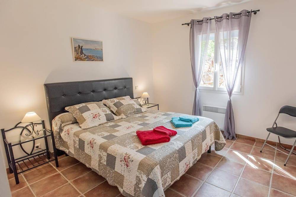 Holiday cottage with view and close to the lake in Aiguines, Región Brignoles