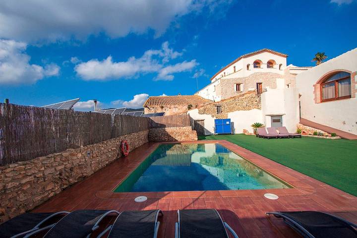 Chalet para 13 personas, con jacuzzi y jardín en Bajo Penedés