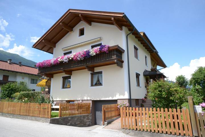 Ferienwohnung für 8 Personen, mit Balkon und Garten in Uderns