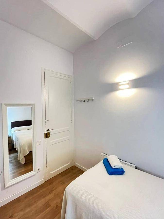 Economy Quadruple Room with Shared Bathroom in Centro Barcelona, Barcelona