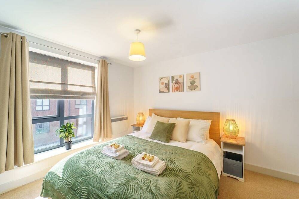 Geheel appartement, Modern 2-bed central Swindon flat, 1 free parking in Swindon, North Wessex Downs