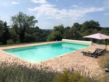 Cottage pour 2 personnes, avec vue et jardin ainsi que piscine et terrasse, animaux acceptés à Sarrazac