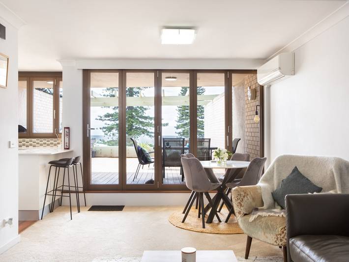Entire apartment, Beachfront Manly Apartment With Balcony & Parking in Sydney, New South Wales