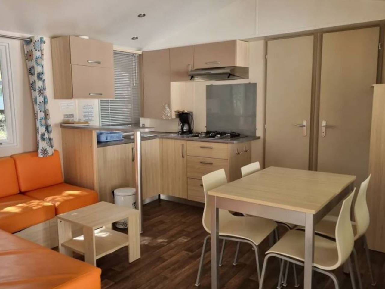 Mobil home confortable avec terrasse au camping de Neffes in Neffes, Région de Gap