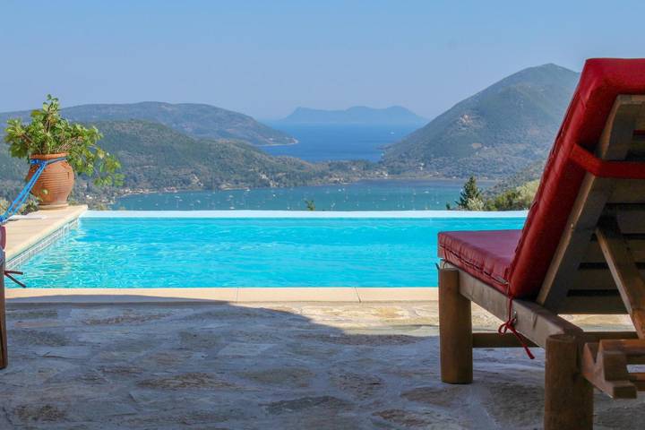 Vacation rental for 6 people, with yard, with pets in Lefkada