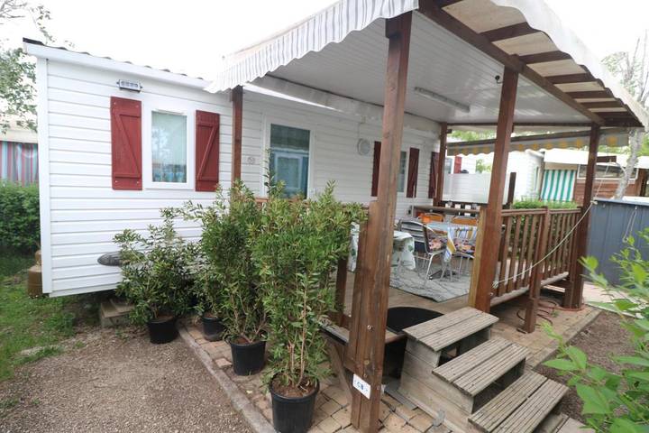 Location de vacances pour 6 personnes, avec jardin et piscine dans la Tamarissière