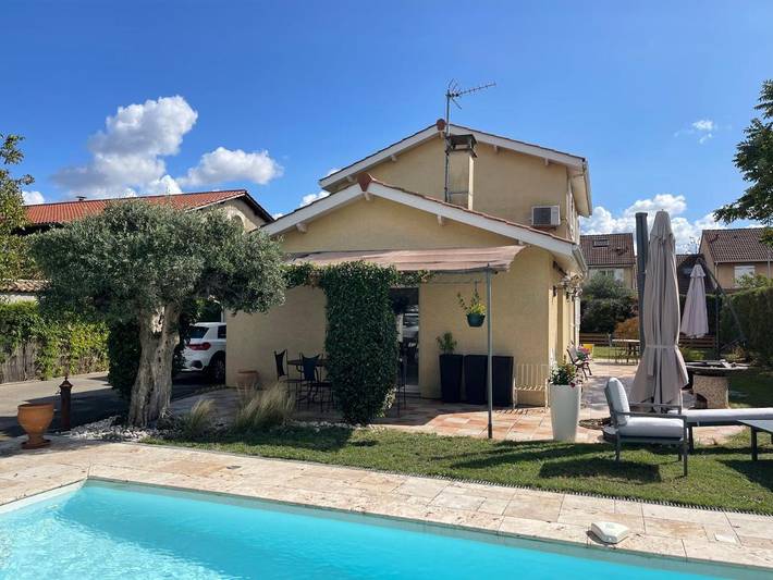 Location de vacances pour 6 personnes, avec Terrasse ainsi que Jardin et Piscine à Chassieu