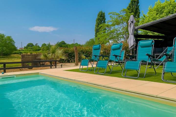 Location de vacances pour 6 personnes, avec jardin ainsi que piscine et jacuzzi à Queyssac