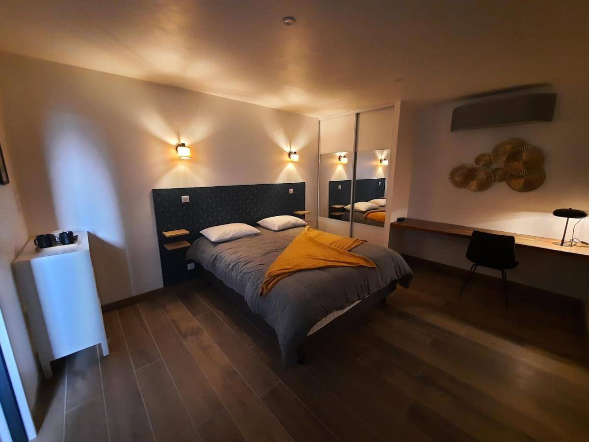 Queen Room with Pool View in Montauban, Tarn-et-Garonne