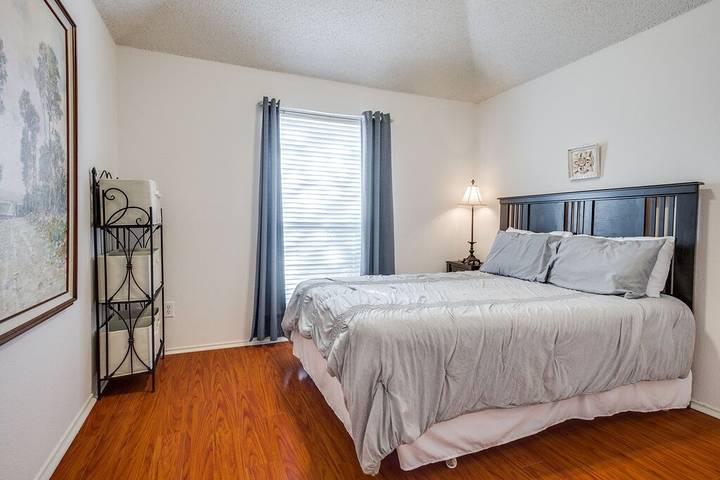 Vacation rental for 8 people, with yard, with pets in Collin County