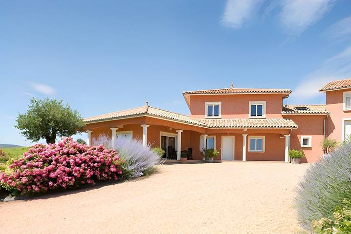 Gîte pour 28 personnes, avec Jardin à Charentay