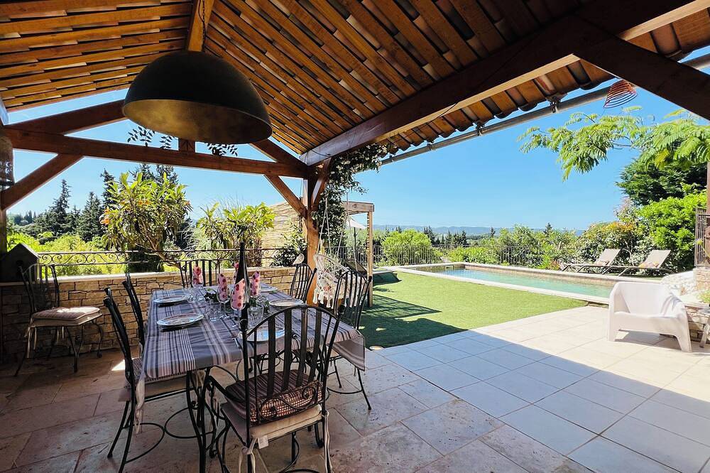Adorable villa with private swimming pool and a superb view of the mountains in Eyragues, Arles region