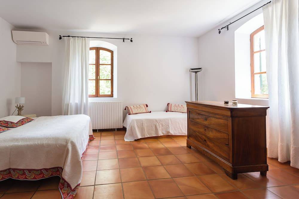 Le Mas du Chateau in Provence, a charming 18th century residence in Le Pontet, Vaucluse