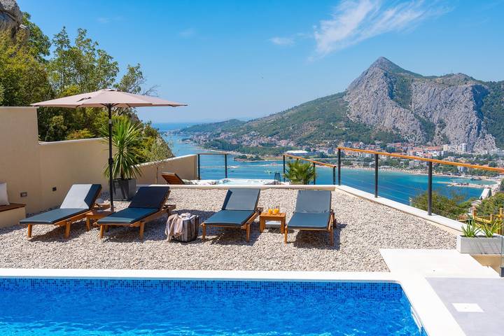 Ferienhaus für 8 Personen, mit Balkon/Terrasse und Garten sowie Pool und Sauna in Omis