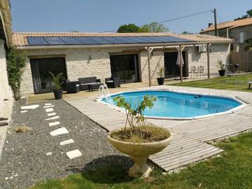 Maison de vacances pour 6 personnes, avec piscine et vue ainsi que bassin pour enfant et jardin, animaux acceptés dans les Deux-Sèvres