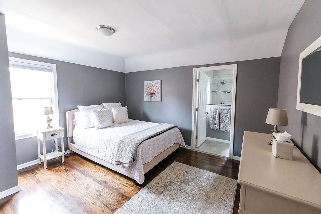 Gorgeous home just steps from Froedtert/Tosa/Mke in Wauwatosa, Milwaukee County