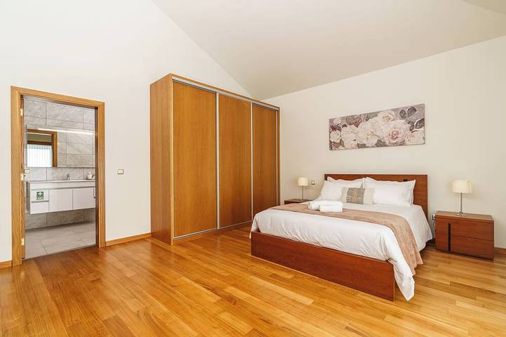 Rosas House, tranquil house, 2 Br, 3 bathrooms with Jacuzzi, Airconditioner & BBQ in Estreito da Calheta, Madeira