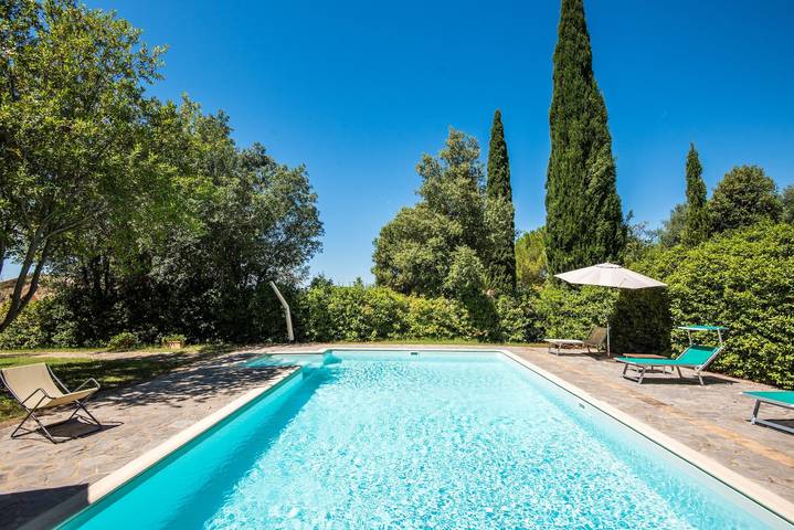 Podere Giardino Wine & Bed - Appartement Ginepro: Landhuis met Zwembad, Wi-Fi en Airco in Montalcino, Val d'Orcia