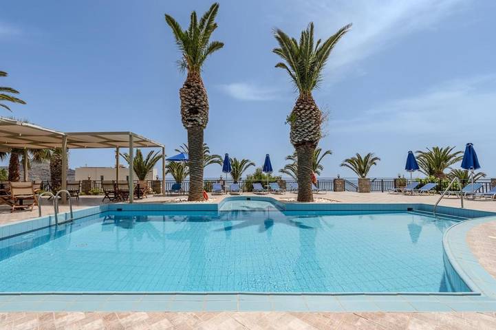 Apartahotel para 3 personas, con terraza y piscina además de jardín y vistas en Creta