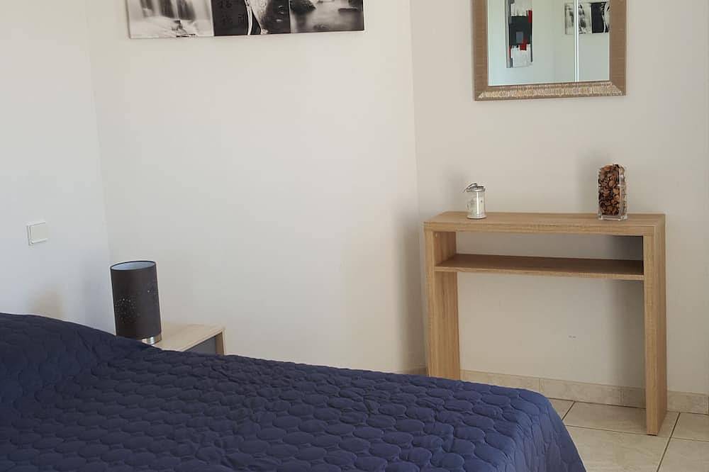 Entire apartment, Saint-Raphael Cote D'Azur Grand F2 pour 5p Piscine Au calme vue mer Tout à pied in Saint-Raphaël, Mediterranean Coast (France)