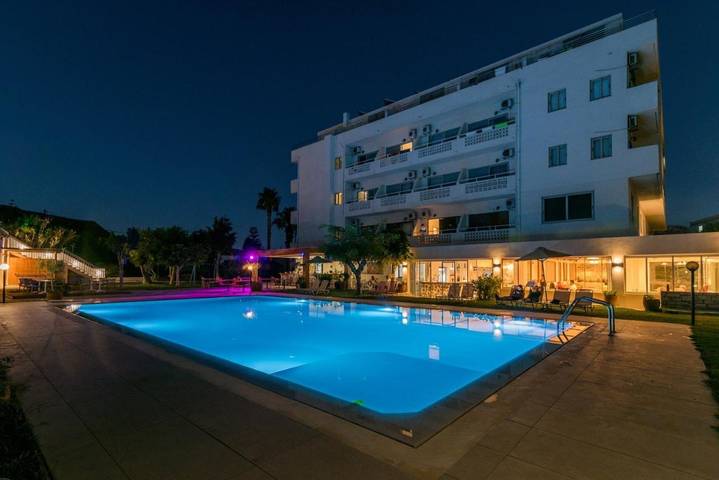 Hôtel pour 2 personnes, avec piscine et bassin pour enfant ainsi que vue et jardin