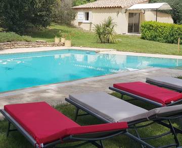 Location de vacances pour 2 personnes, avec sauna et piscine ainsi que jardin et vue à Saint-Nazaire (Gard)