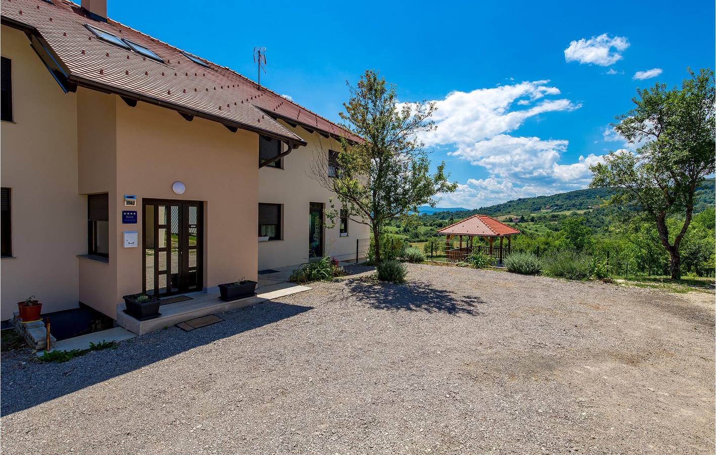 Ganze Ferienwohnung, Charmante Ferienwohnung mit Pool und Grill in der Nähe des Stadtzentrums von Rakovica in Karlovac und Umgebung