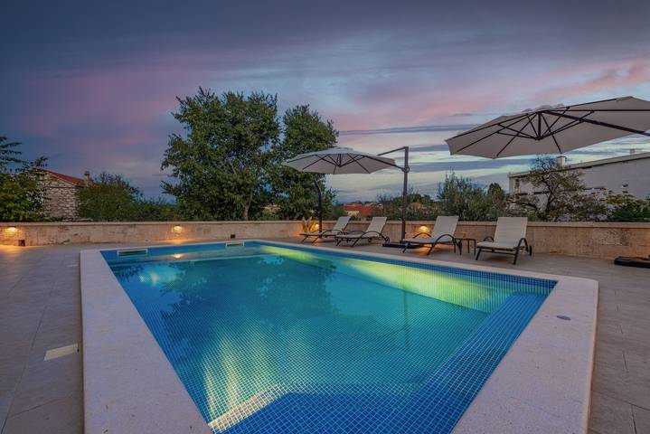 Location de vacances pour 8 personnes, avec jardin et terrasse à Sali - 2