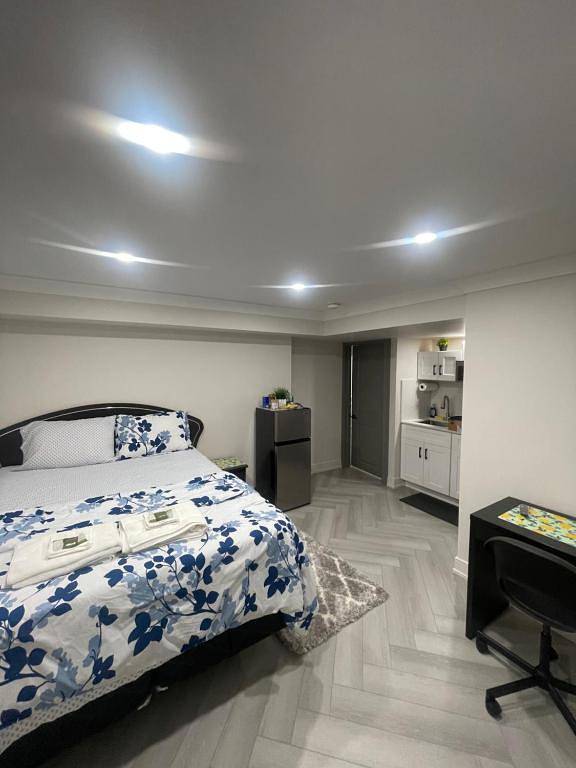 Sótano dormitorio privado y baño con estacionamiento gratuito en Toronto in Etobicoke, Toronto