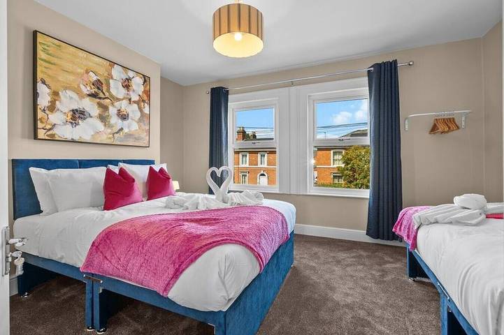 Luxury Home, Sleeps 12, Pool Table, Free Parking in Worcester, Worcestershire