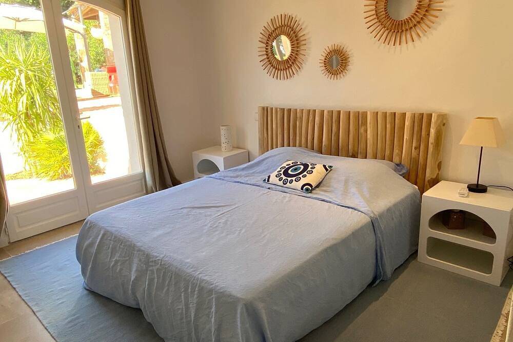 Villa Overlooking The Village Of Ramatuelle With View Of The Vineyards in Ramatuelle, Draguignan region