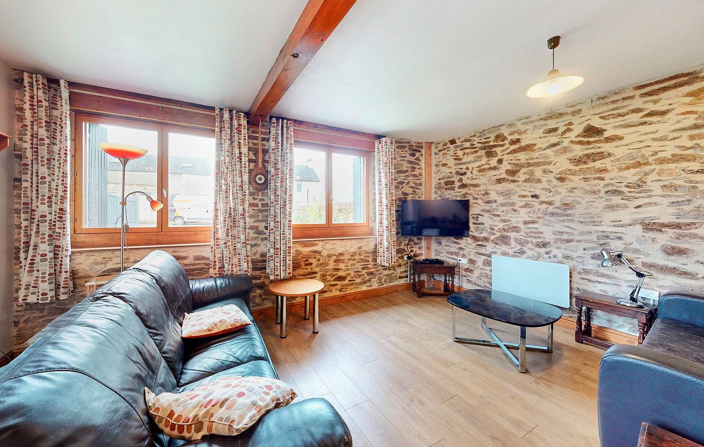 Appartement confortable dans le jardin avec WiFi et parking in Saint-Hubert-des-Biards, Région de Bayeux