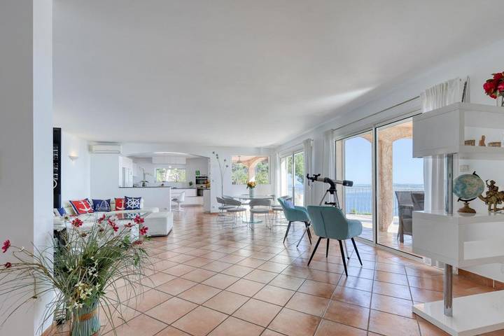 Location de vacances pour 10 personnes, avec vue ainsi que piscine et jardin dans Plage Font Brun Carqueiranne - 4