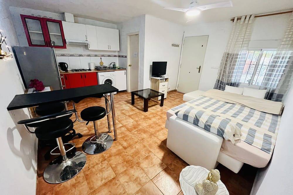 Apartamento entero, Estudio acogedor con barbacoa, jardín y parking privado cubierto in Alicante, Costa Blanca