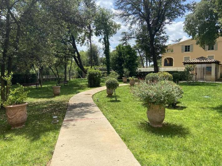 Location de vacances pour 3 personnes, avec Terrasse ainsi que Jardin et Piscine à Uzès
