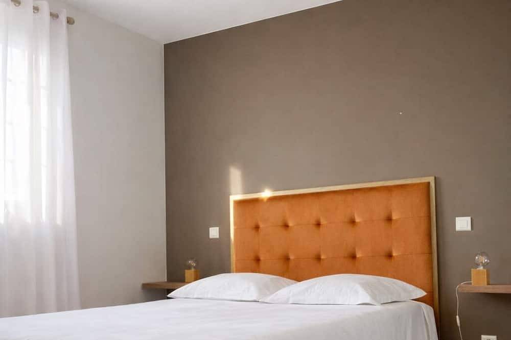 Charming villa for 4 people, private pool between sea and mountains in Aléria, Corte en omgeving