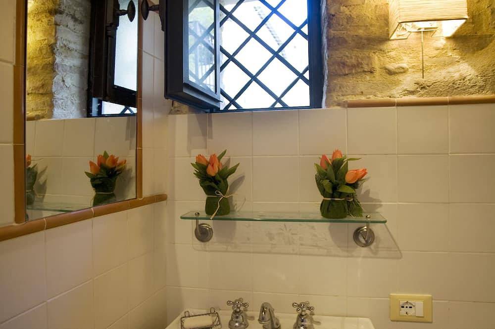 Entire apartment, Melanzio holiday apartment with garden and swimming pool in Montefalco, Perugia Province