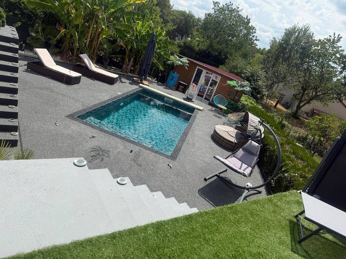Maison cocooning , avec double jacuzzi et piscine in La Machine, Nièvre