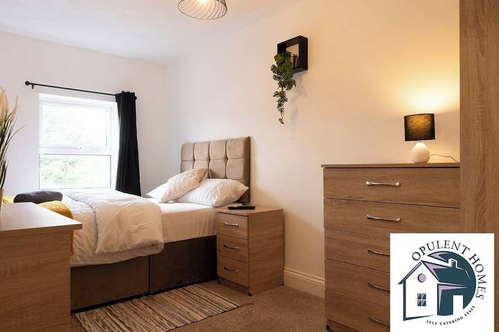 Delightful 5-bedroom house in charming Reading perfect for families in Reading, Berkshire